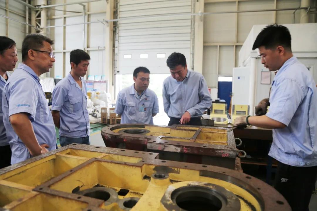 严鉴铂董事长深刻本部出产一线调研领导工作