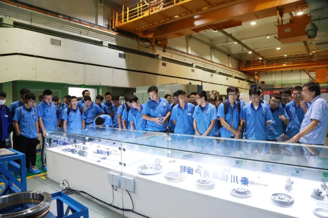 法士特汽车传动工程钻研院组织新员工到秦川集团参观进建