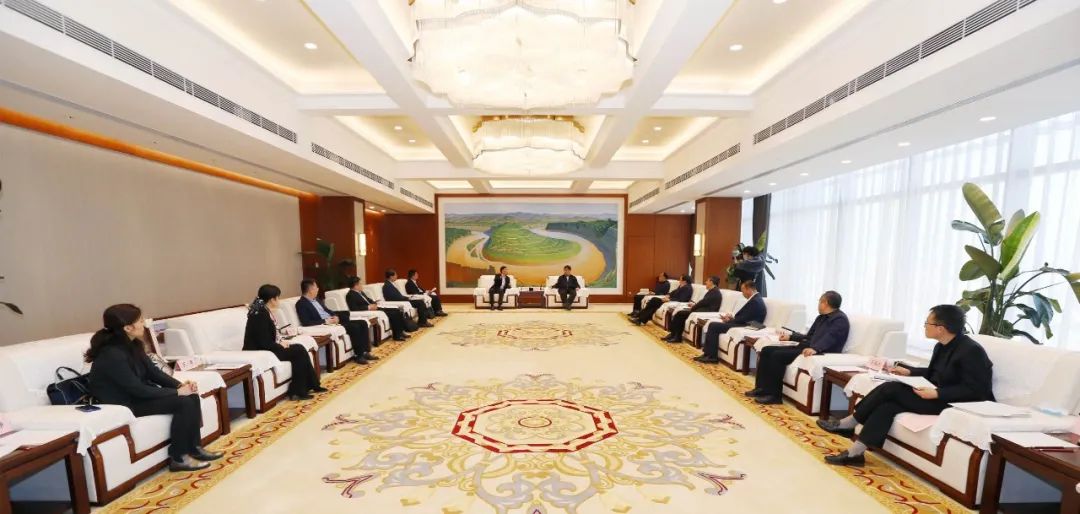 秦川集团与耽搁石油集团签署战术合作框架和谈