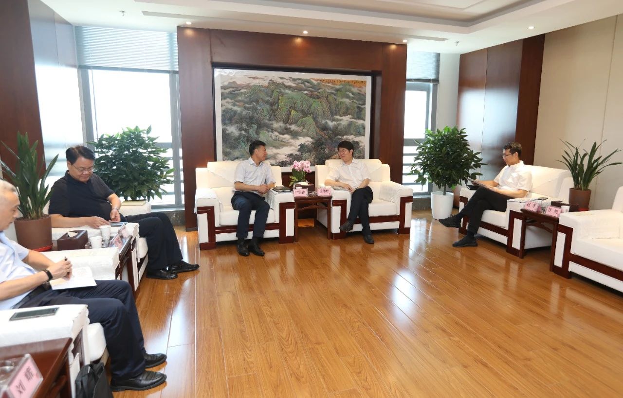 西安市政协主席、西咸新区党工委书记岳华峰会见严鉴铂董事长