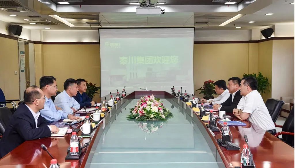 严鉴铂董事长与孝感江丰电子董事长姚力军座谈互换